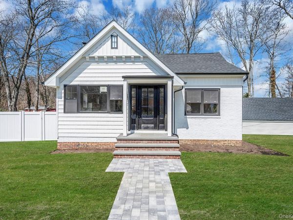 130 Hollywood Drive, Oakdale, NY 11769