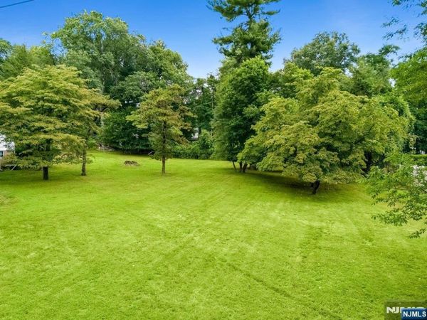 6 Schubert Lane, PARAMUS, NJ 07652