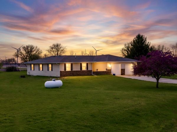 13015 E 2200 N Road, Hudson, IL 61748