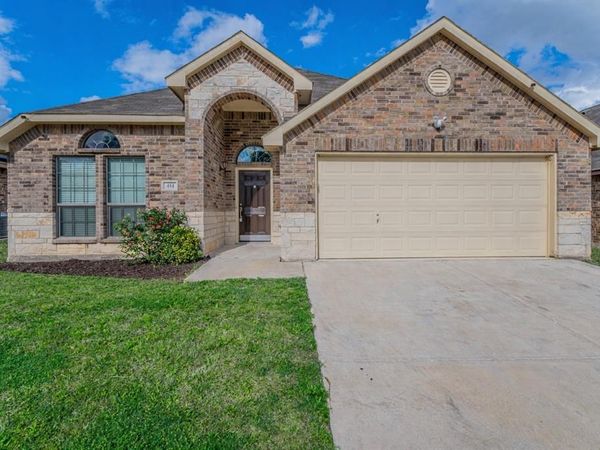414 Lucky Landing Drive, Wilmer, TX 75172