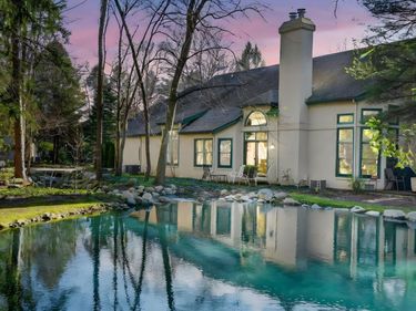 1446 Bridge Water Way, Mishawaka, IN 46545