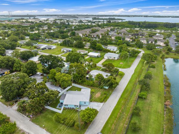 1310 4th Court, Vero Beach, FL 32960