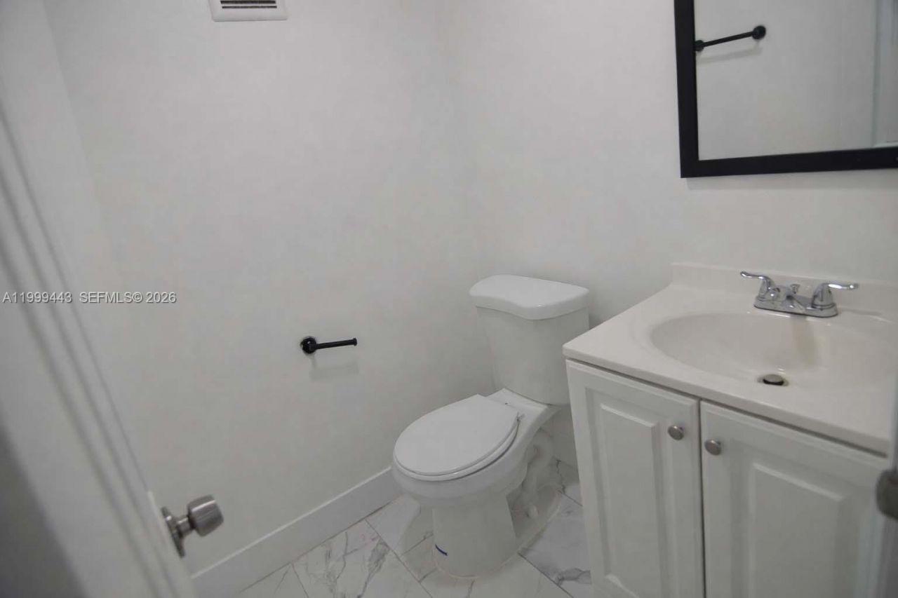 6780 W 2nd Ct, Unit 212, Hialeah, FL 33012 Photo