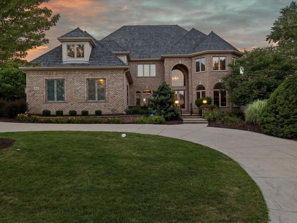 915 N Evergreen Cir, Hartland, WI 53029