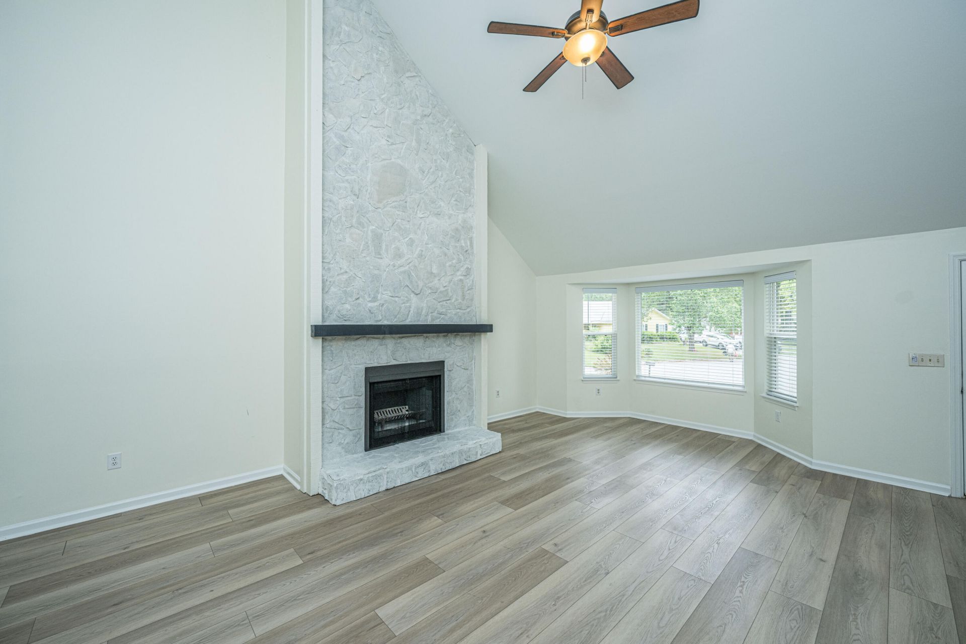 12 Inverary Court Photo 16