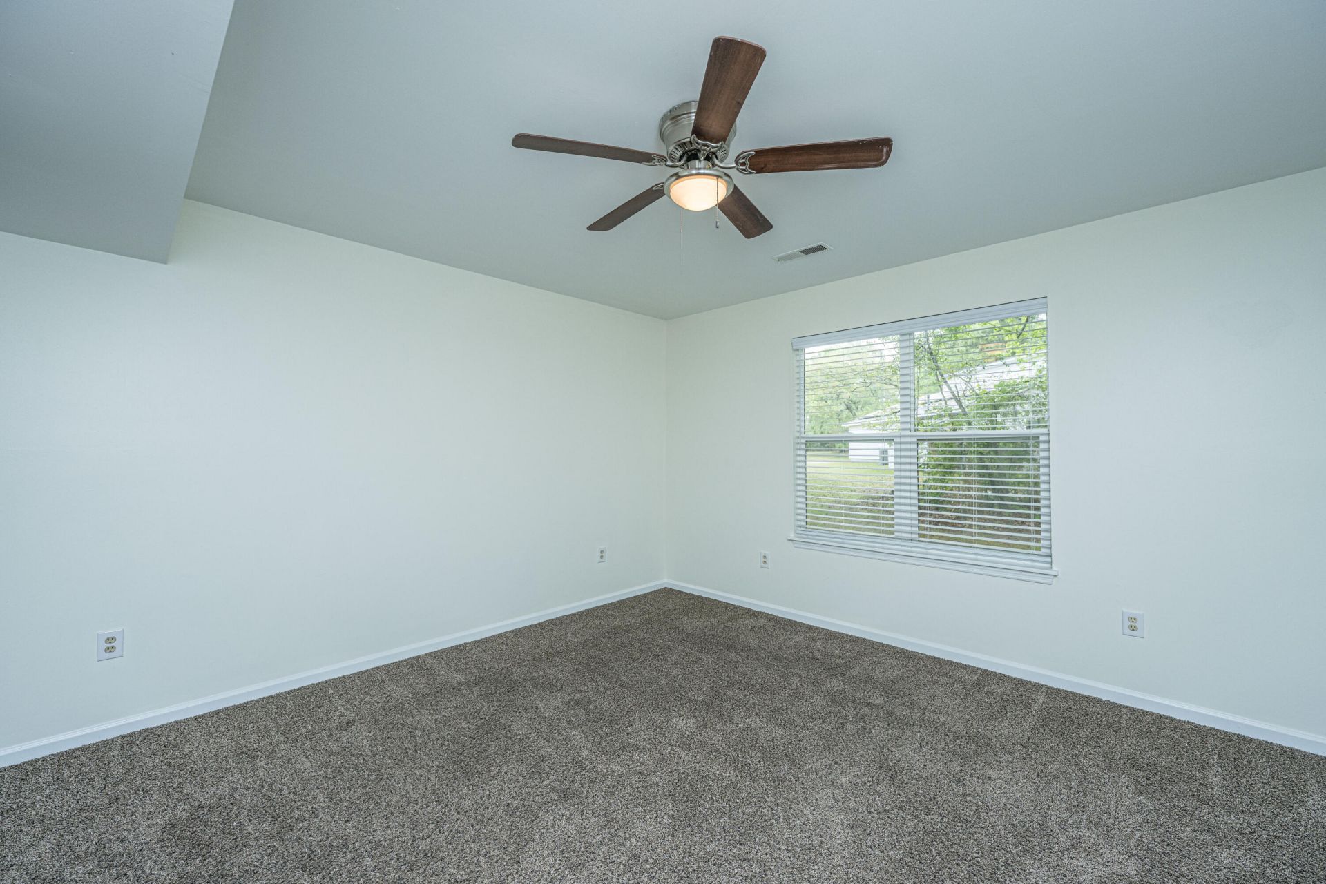 12 Inverary Court Photo 28