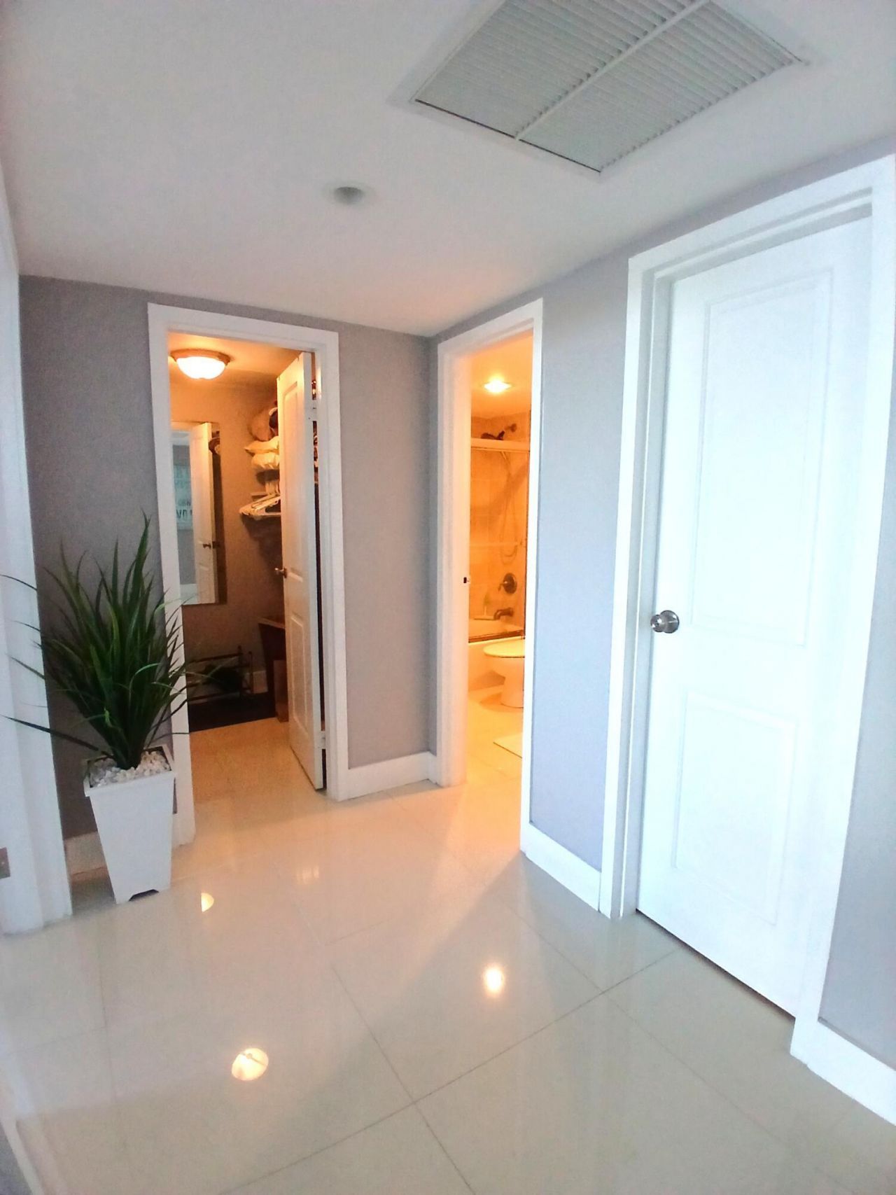 1830 Embassy Drive, Unit 611, West Palm Beach, FL 33401 Photo