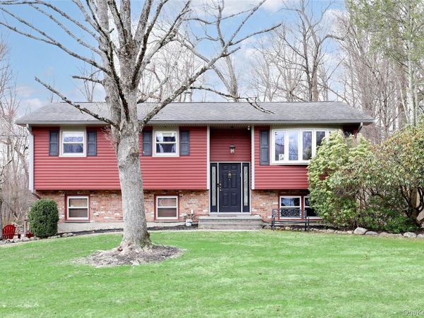 14 Montclair Avenue, Airmont, NY 10952