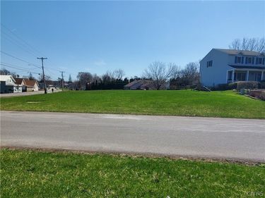 8690 Bayview Dr, Cicero, NY 13039