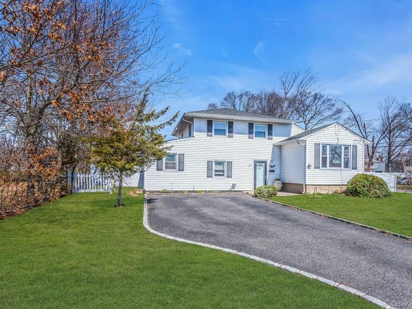 5 Diane Place , Bay Shore, NY 11706