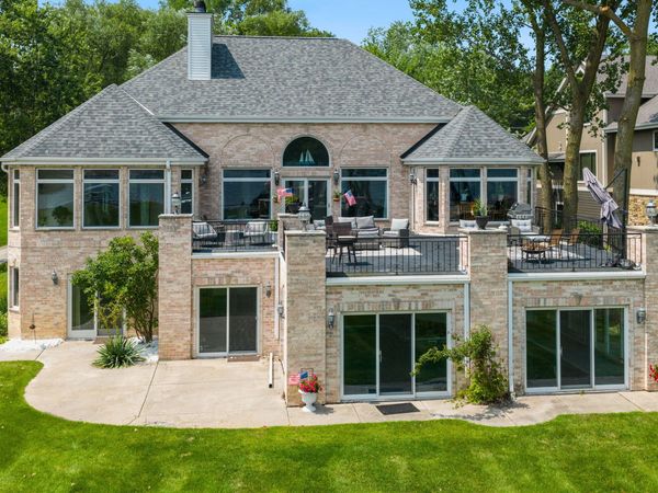 W304N2470 Maple Ave, Delafield, WI 53072