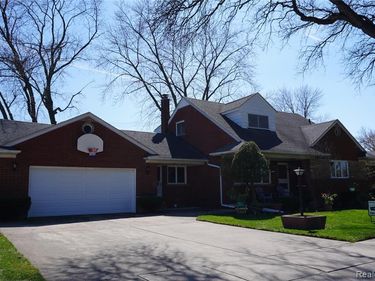 8184 Busch, Center Line, MI 48015