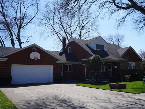 8184 Busch, Center Line, MI 48015