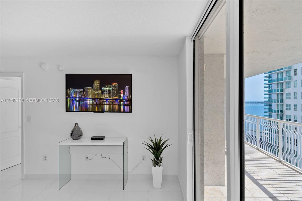 1200 Brickell Bay Dr, Unit 2017, Miami, FL 33131 Photo