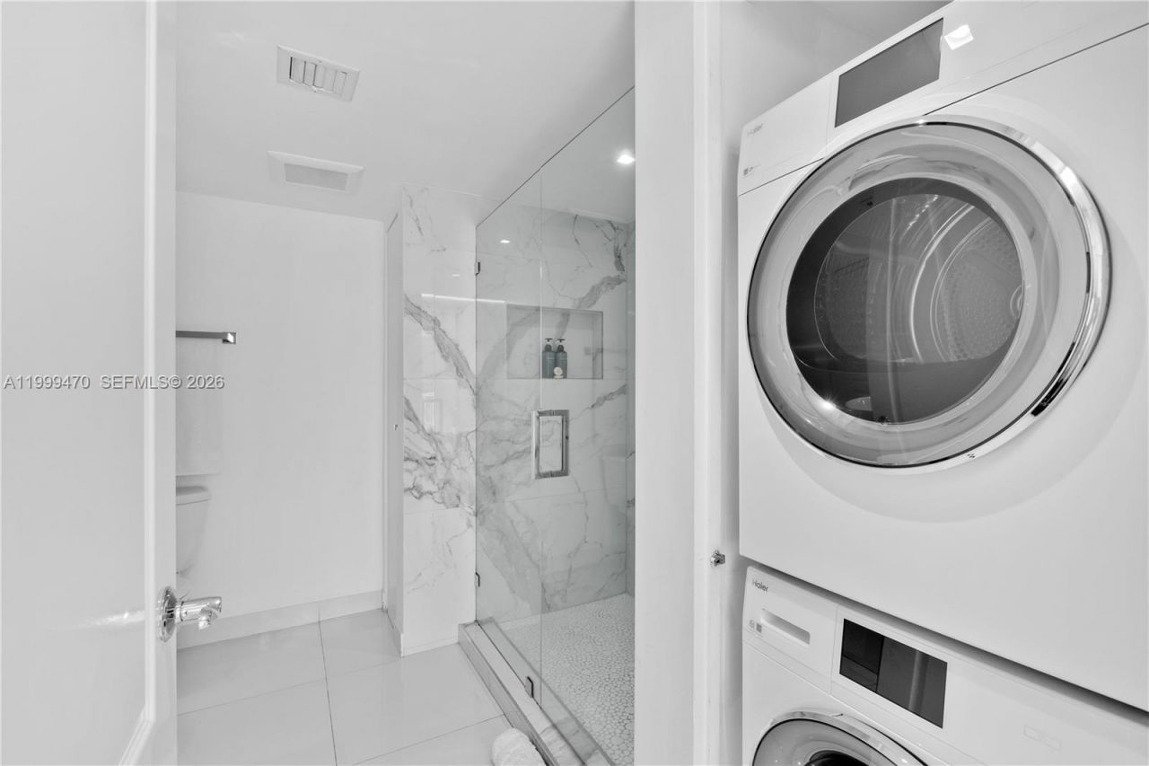 1200 Brickell Bay Dr, Unit 2017, Miami, FL 33131 Photo