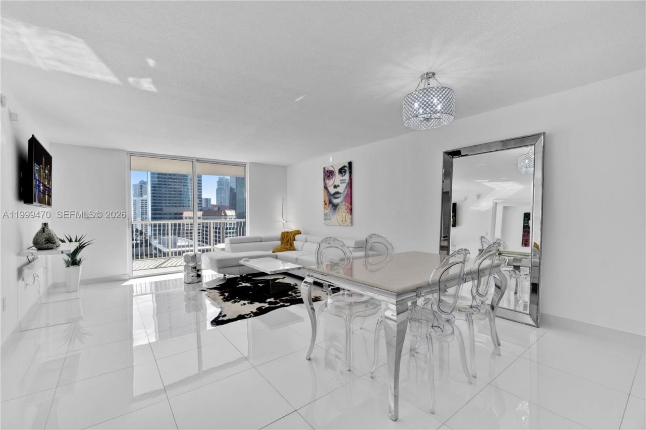 1200 Brickell Bay Dr, Unit 2017, Miami, FL 33131 Photo