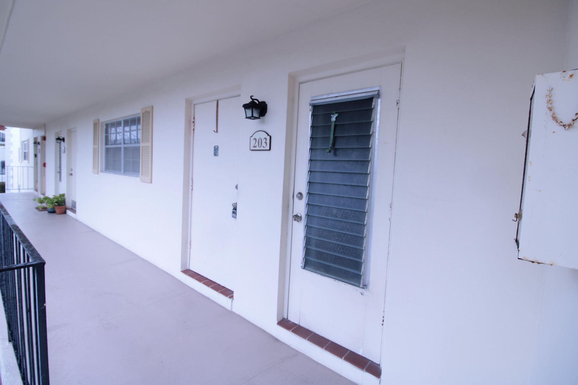 460 Paradise Isle Boulevard, Unit 203, Hallandale Beach, FL 33009 Photo