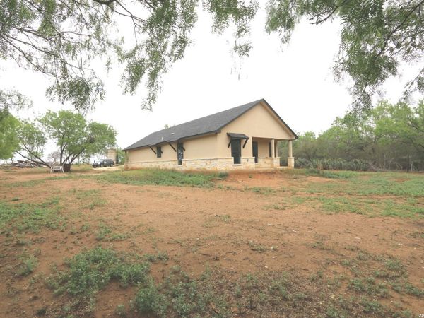 1186 US HIGHWAY 181, Floresville, TX 78114