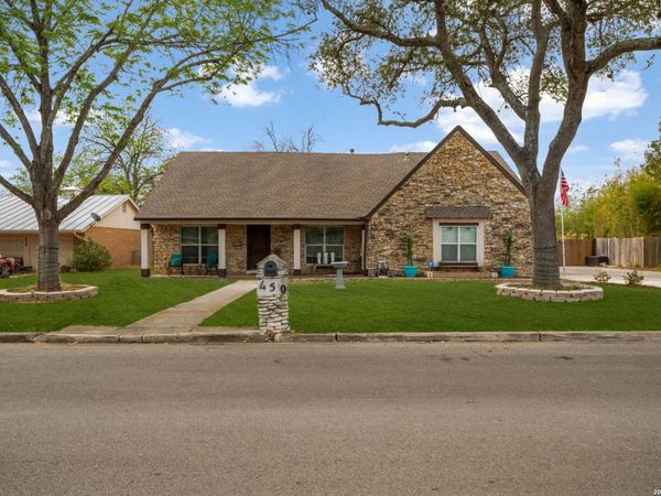 450 SPACEWAY DR, Windcrest, TX 78239