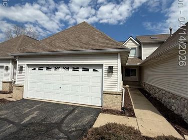 61016 Evergreen Court, South Lyon, MI 48178