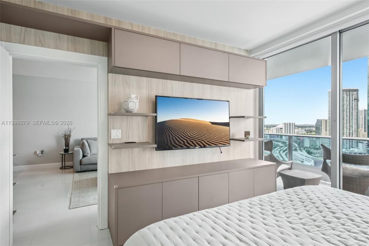 200 Biscayne Boulevard Way, Unit 3113, Miami, FL 33131 Photo