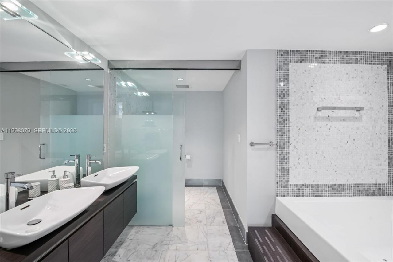 200 Biscayne Boulevard Way, Unit 3113, Miami, FL 33131 Photo