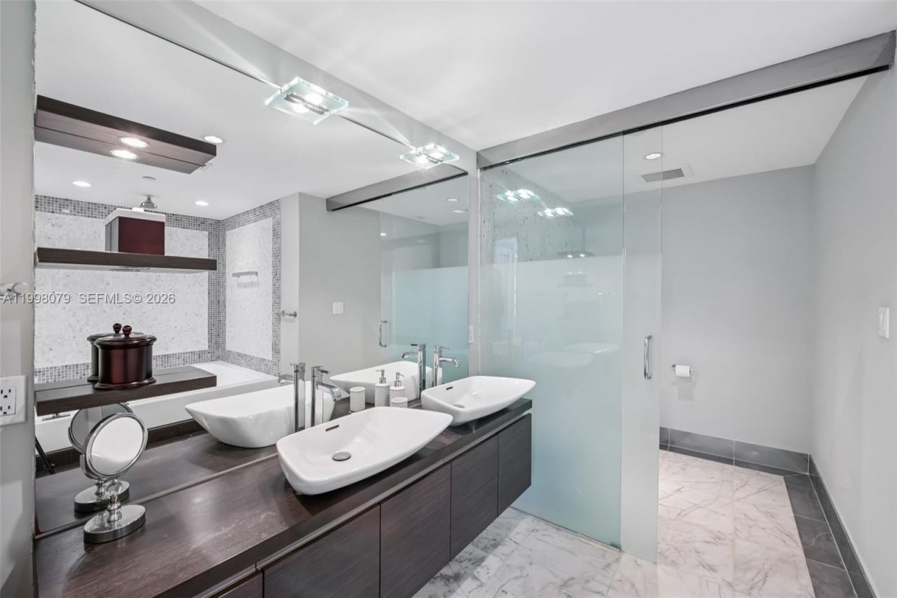 200 Biscayne Boulevard Way, Unit 3113, Miami, FL 33131 Photo