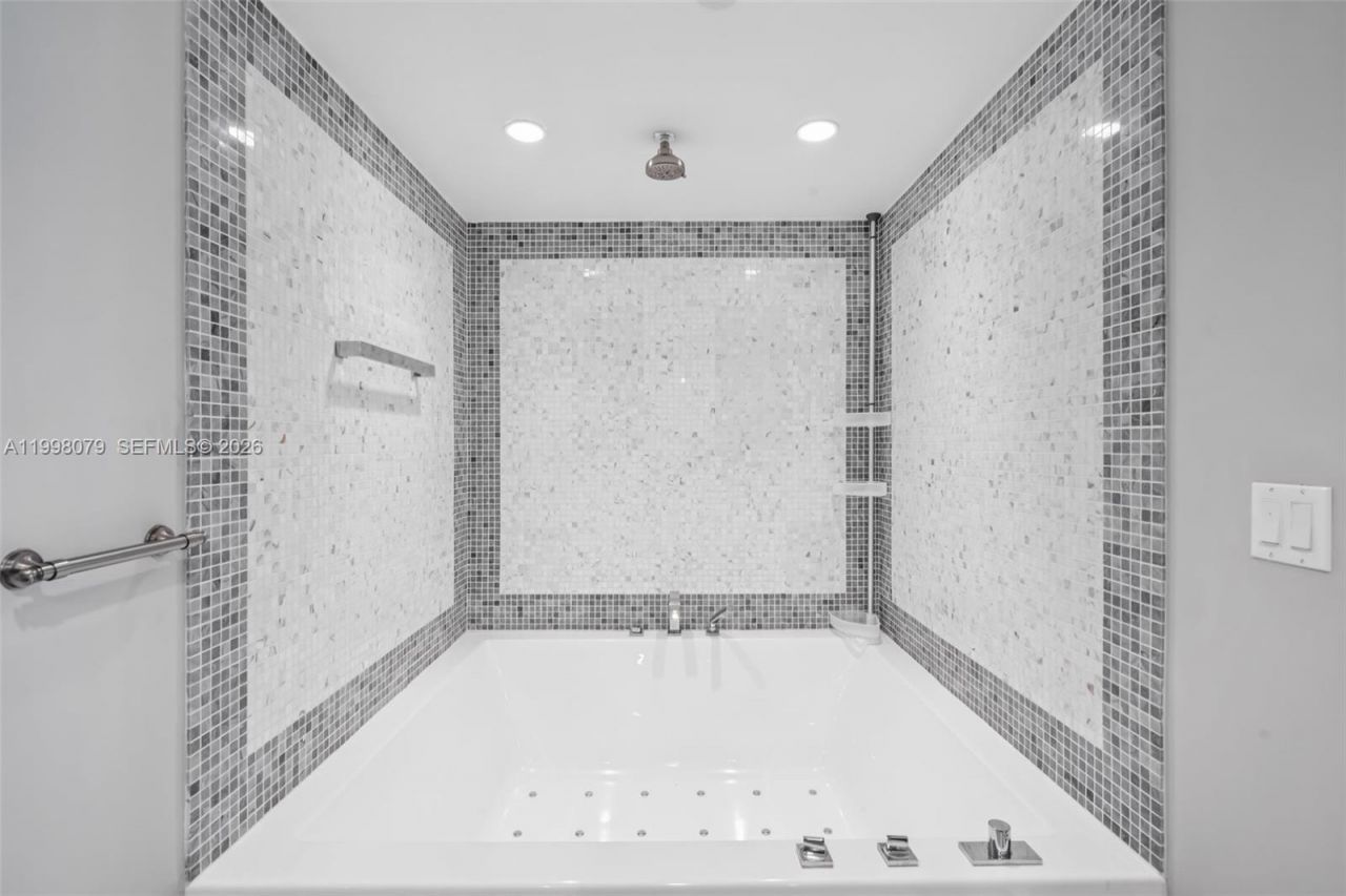 200 Biscayne Boulevard Way, Unit 3113, Miami, FL 33131 Photo
