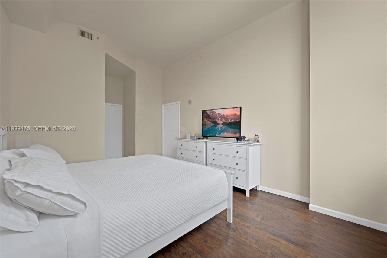 19501 W Country Club Dr, Unit 208, Aventura, FL 33180 Photo