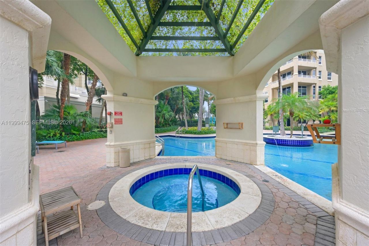 19501 W Country Club Dr, Unit 208, Aventura, FL 33180 Photo