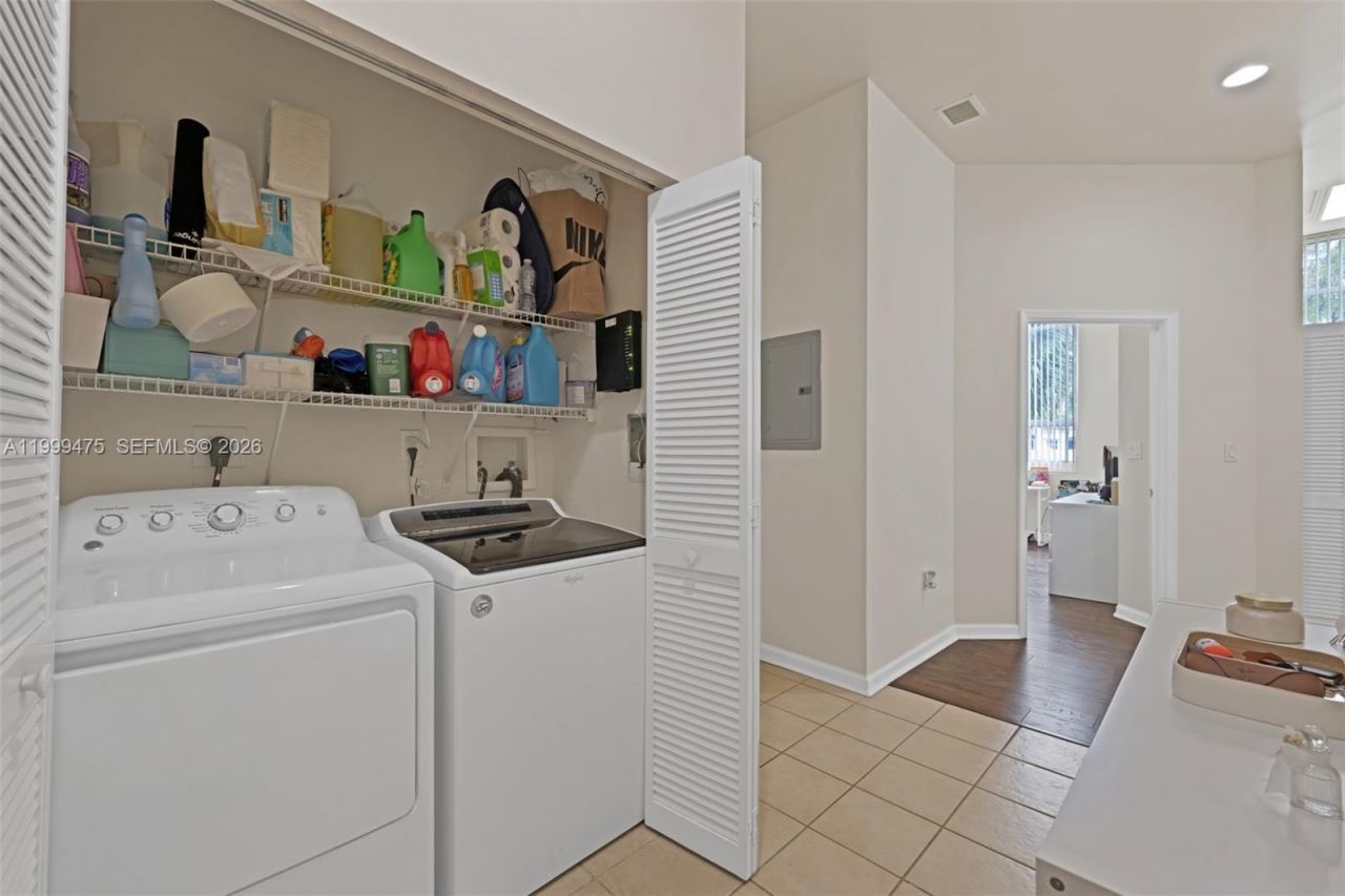 19501 W Country Club Dr, Unit 208, Aventura, FL 33180 Photo