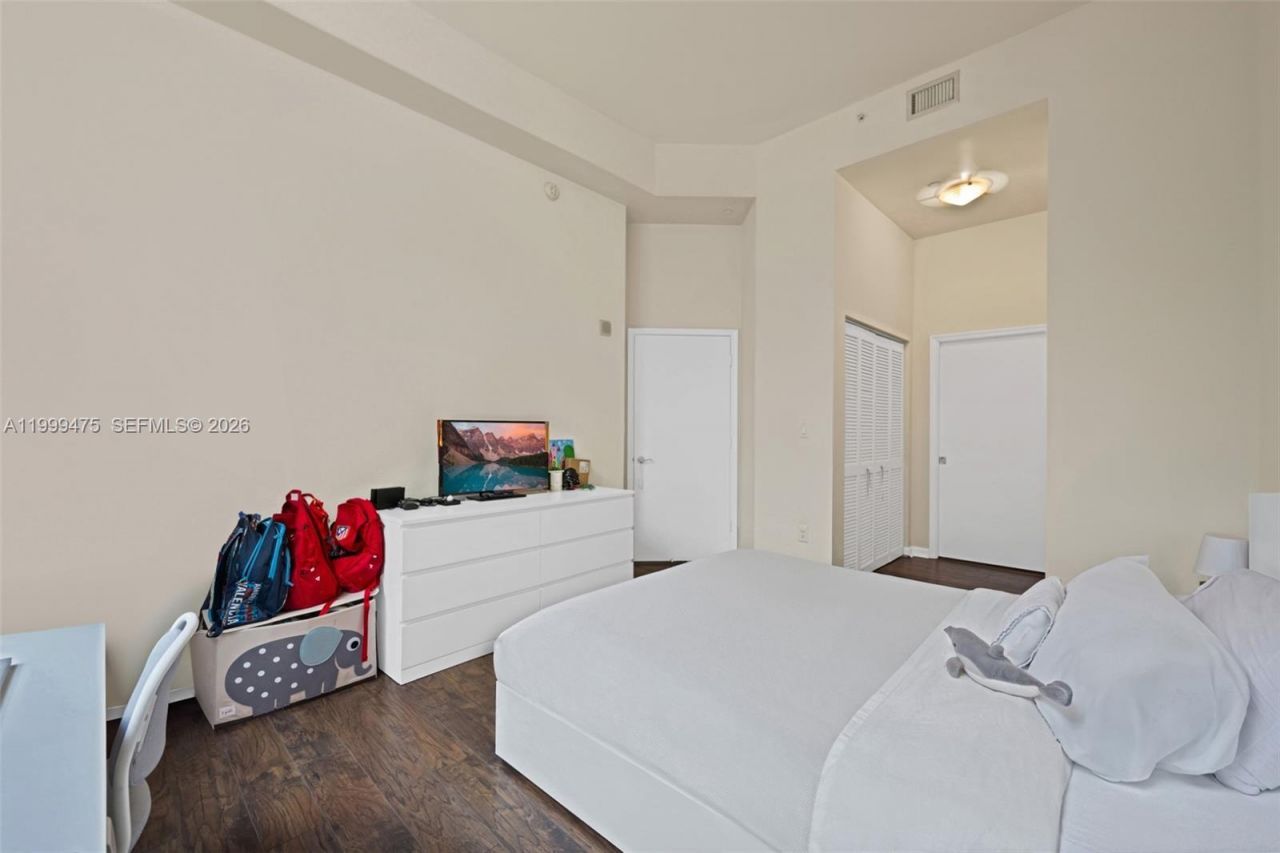 19501 W Country Club Dr, Unit 208, Aventura, FL 33180 Photo