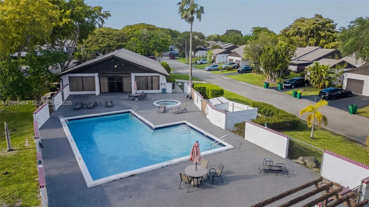 6445 W Pinehurst Cir W, Unit D25, Tamarac, FL 33321 Photo