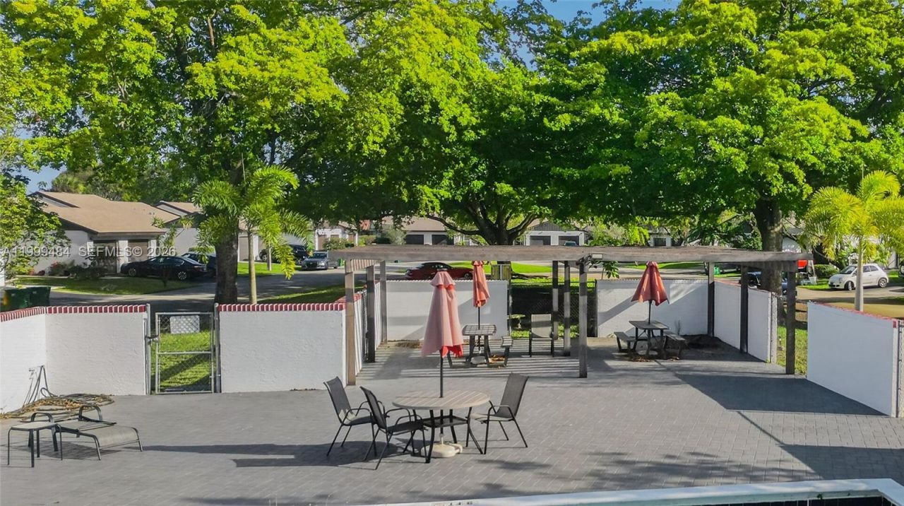 6445 W Pinehurst Cir W, Unit D25, Tamarac, FL 33321 Photo