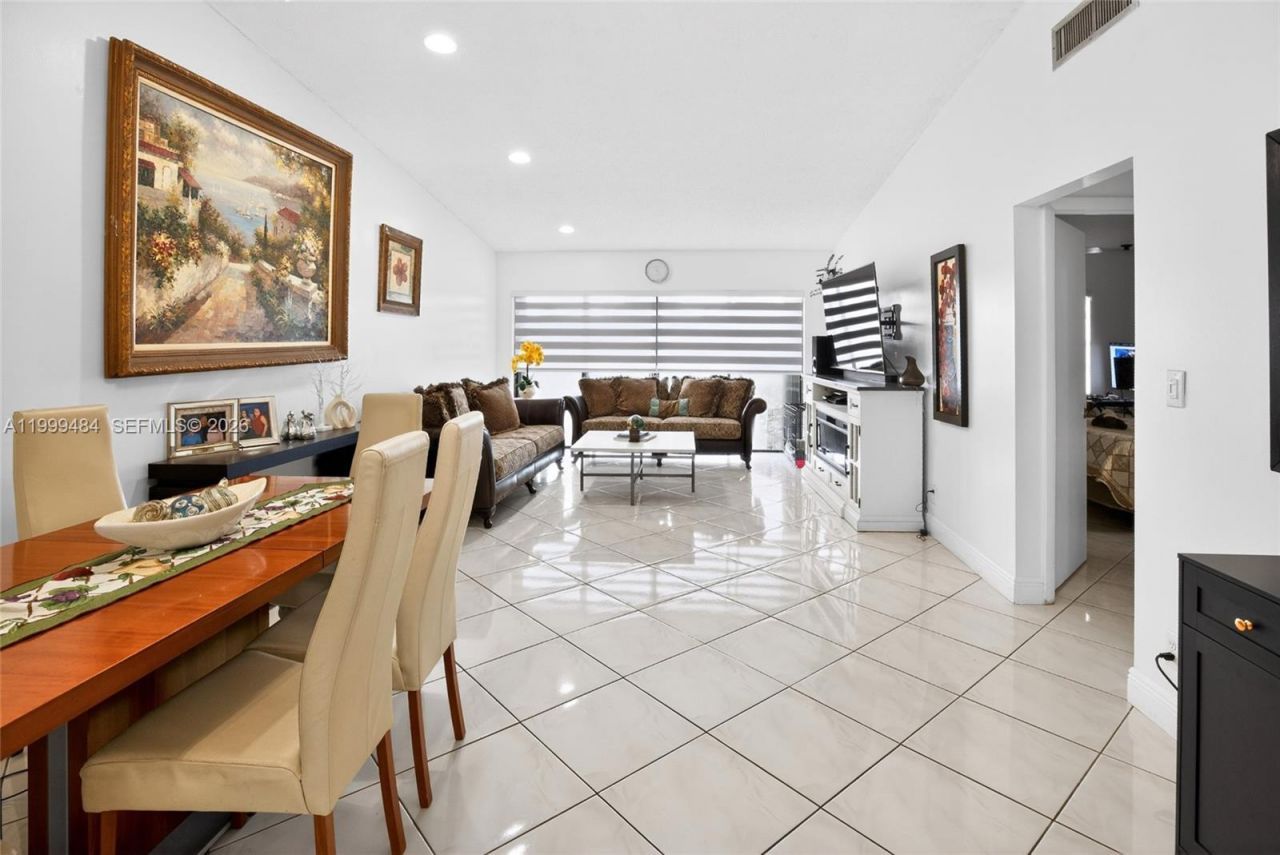 6445 W Pinehurst Cir W, Unit D25, Tamarac, FL 33321 Photo