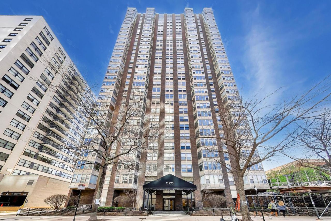 525 W Hawthorne Place, Unit 606, Chicago, IL 60657 Main Photo