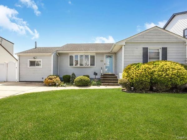 3866 Hudson Avenue, Seaford, NY 11783