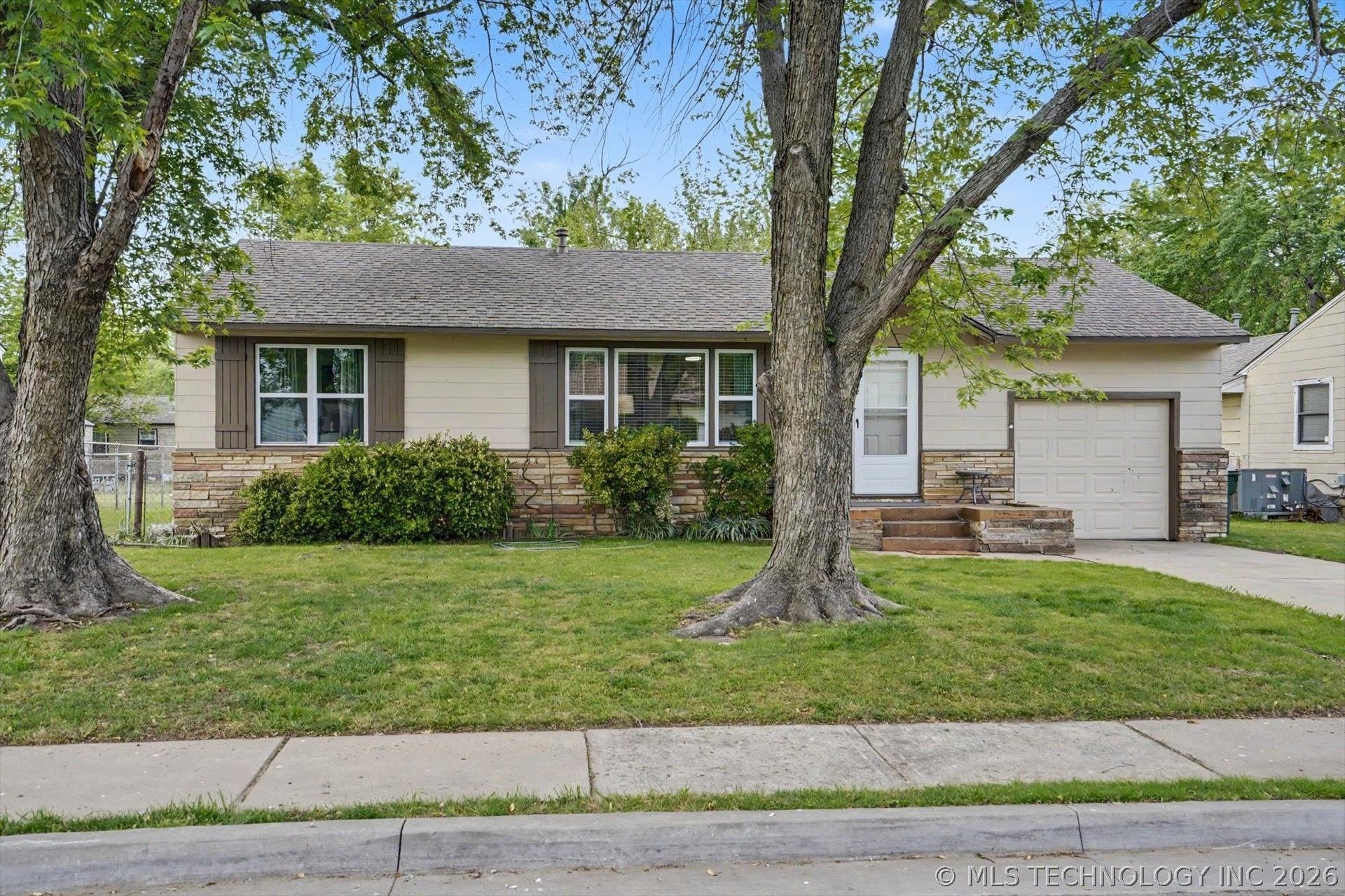 106 W 7th Street, Owasso, OK 74055 Main Photo