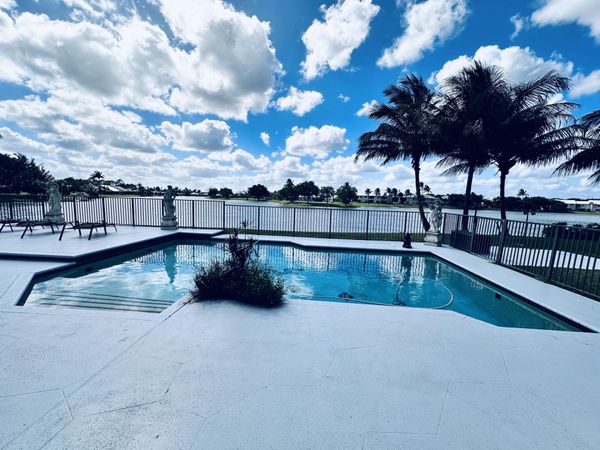 6695 Lake Loran Way, Greenacres, FL 33467