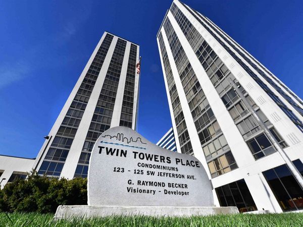 123 SW JEFFERSON Avenue, Unit E16 NE, Peoria, IL 61602