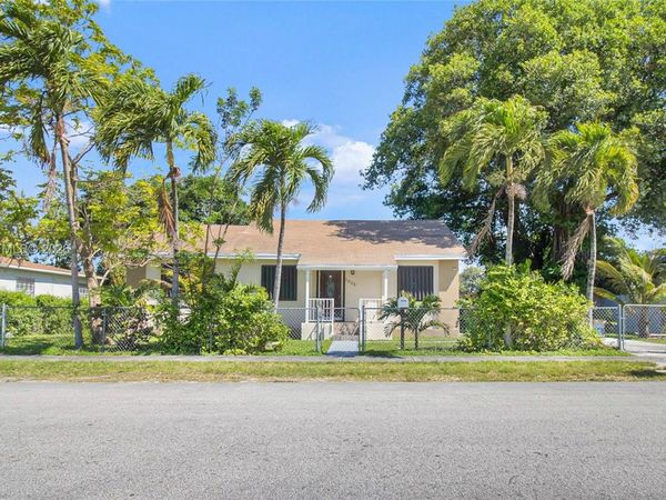 1925 NW 49th St, Miami, FL 33142