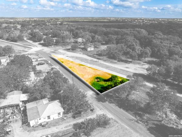 710 GOLIAD RD, Floresville, TX 78114