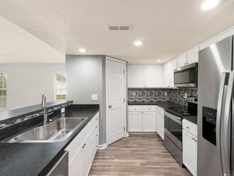 6335 Lakeview Drive W, Grove City, OH 43123 Photo 6