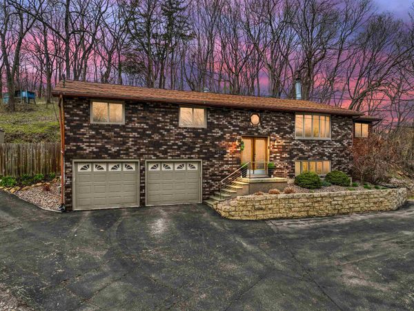 2836 Shiras Avenue, Dubuque, IA 52001