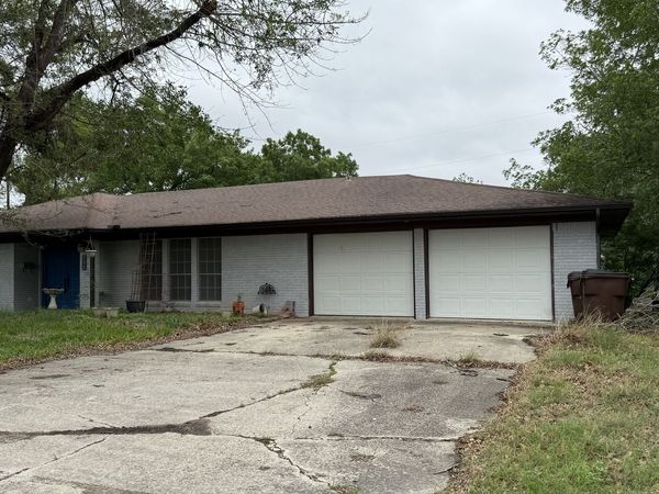 906 Merritt, Lockhart, TX 78644
