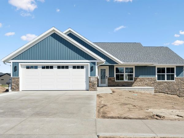 1024 sage oak Circle, Manchester, IA 52057