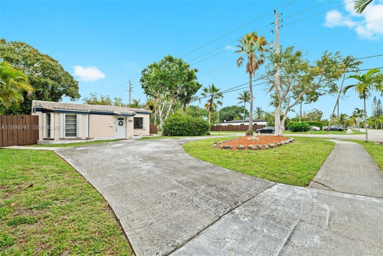 1395 NE 177th St, North Miami Beach, FL 33162 Main Photo