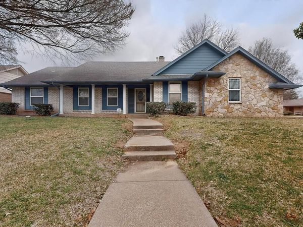 2800 Hedgeway Drive, Arlington, TX 76016