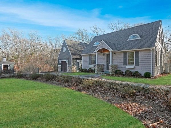 26 Sea Glen Road, Oak Bluffs, MA 02557