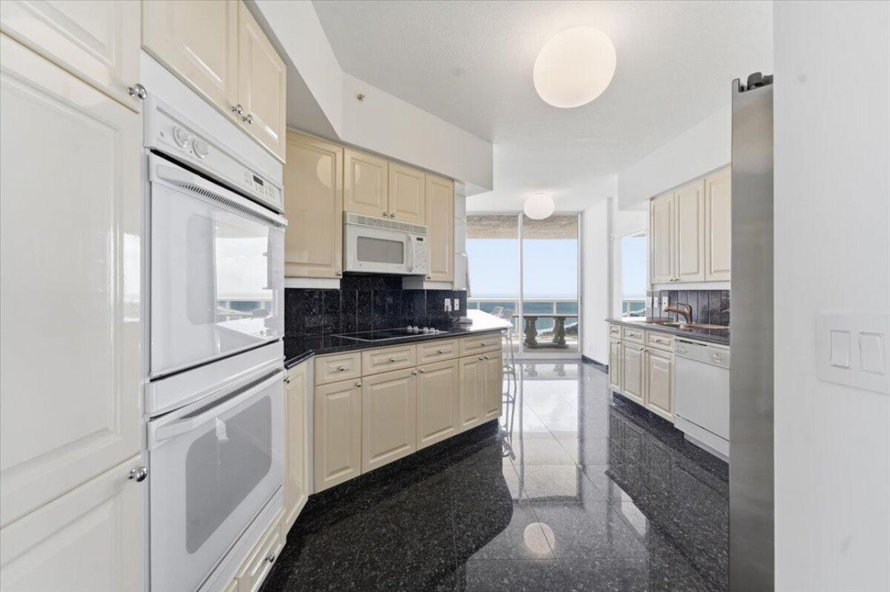 3100 N Ocean Boulevard, Unit 2208, Fort Lauderdale, FL 33308 Photo